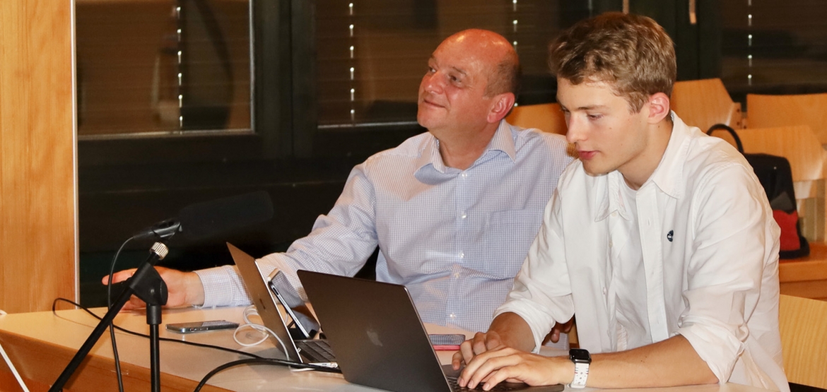 Streamen, Gruppenbild Pfarrer und Lukas vor dem Laptop